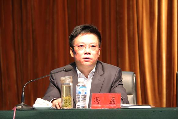 冯磊宣读《中共广元市委关于授予郭兴利同志"实践党的群众路线优秀